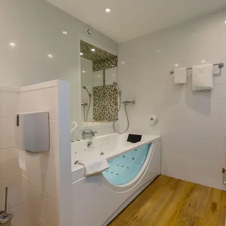 Cit'hotel Le Regina Gare Saint-jean 2*